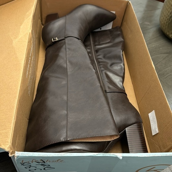 LIFESTRIDE Stratford Knee High Boots (WIDE) (WIDE CALF) - Picture 2 of 6